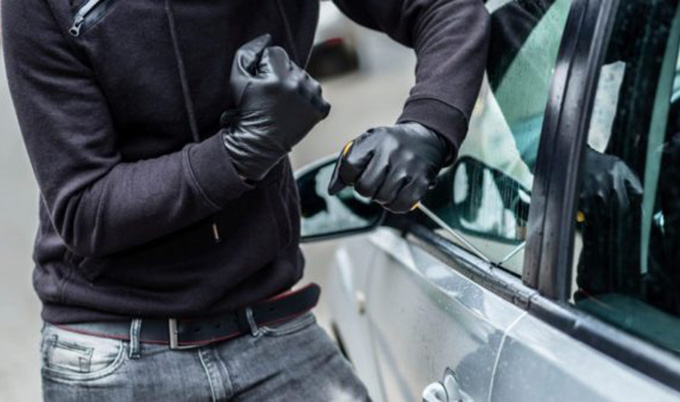 http://laterbank.com/wp-content/uploads/2022/04/car-thief-breaking-into-car-gettyimages-680.jpg